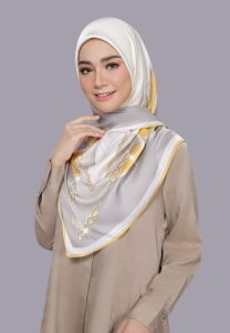 Hijab motif stylish warna netral cocok untuk gaya kasual.
