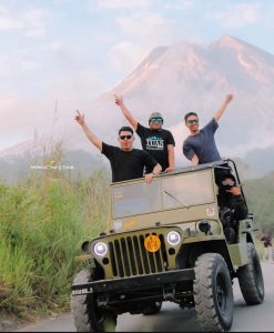 Peserta Open Trip Arthenis Travel menikmati sunrise di Gunung Bromo