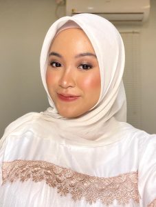 Makeup wisuda natural dengan sentuhan flawless dan fresh look pada wajah wisudawati