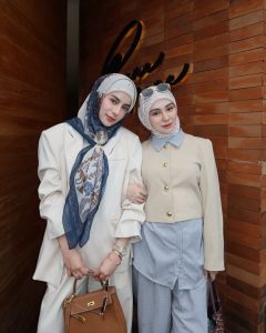 Mix and match hijab motif stylish dengan aksesori kasual.